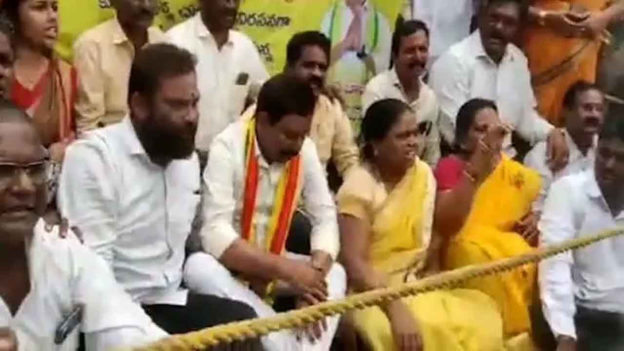 అన్న క్యాంటీన్‌ను అడ్డుకున్న పోలీసులు.. విశాఖలో ఉద్రిక్త పరిస్థితులు