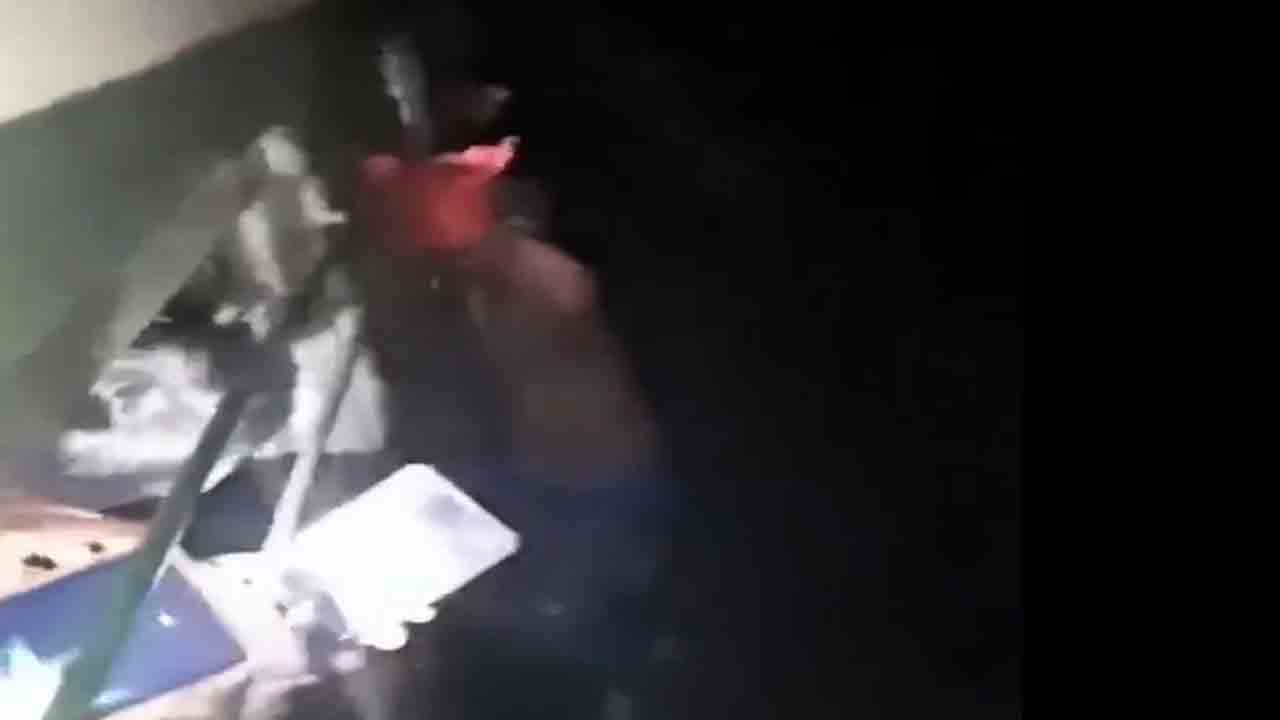 Watch: రైలు నుంచి వేలాడిన దొంగ… లోపలికి లాగి చితక్కొట్టిన ప్రయాణికులు