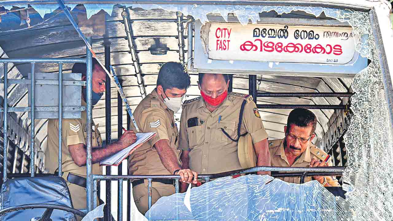 పీఎఫ్‌ఐ కేరళ బంద్‌లో హింస