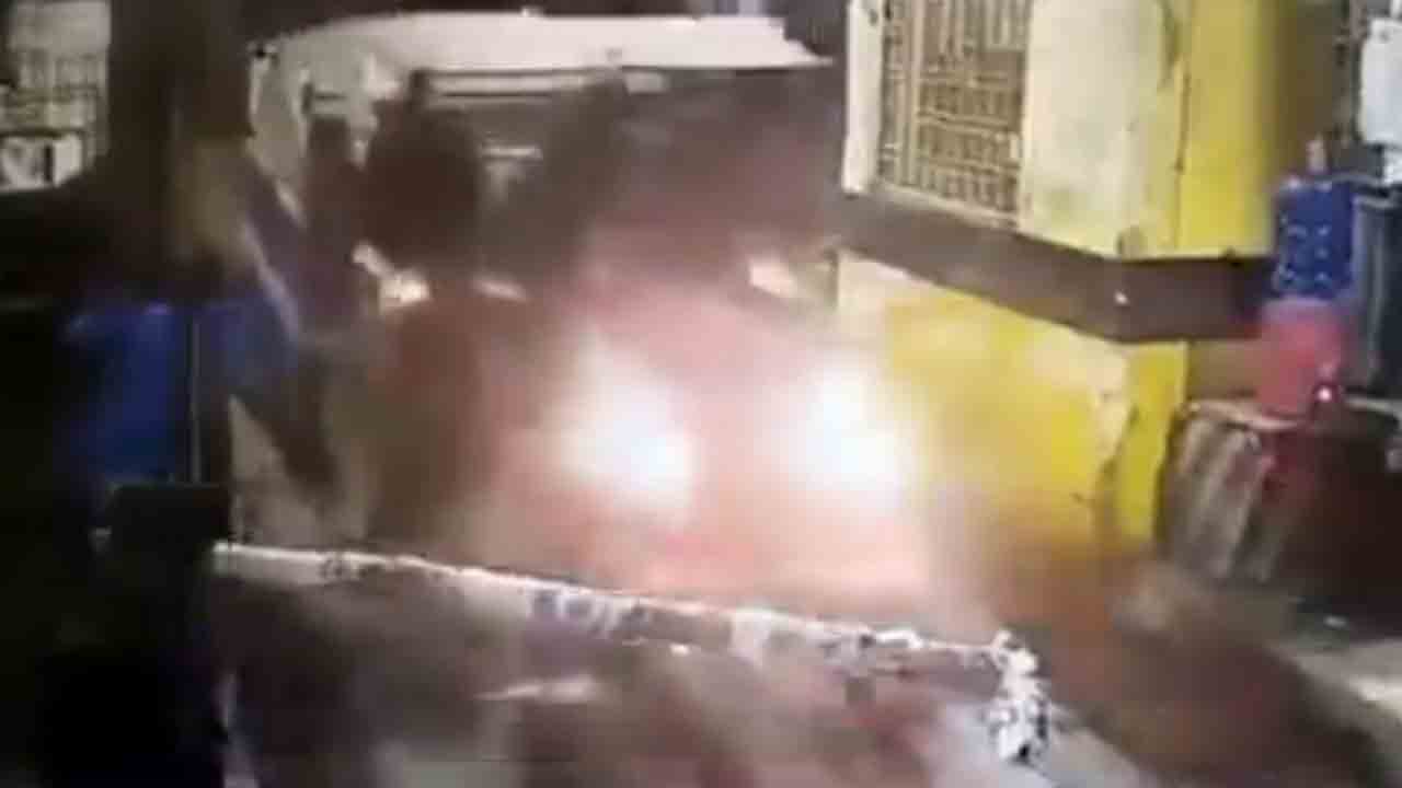 Watch: టోల్‌ గేట్‌ను ఢీకొట్టి దూసుకెళ్లిన ఇసుక ట్రాక్టర్లు… యూపీ ప్రభుత్వంపై విమర్శలు