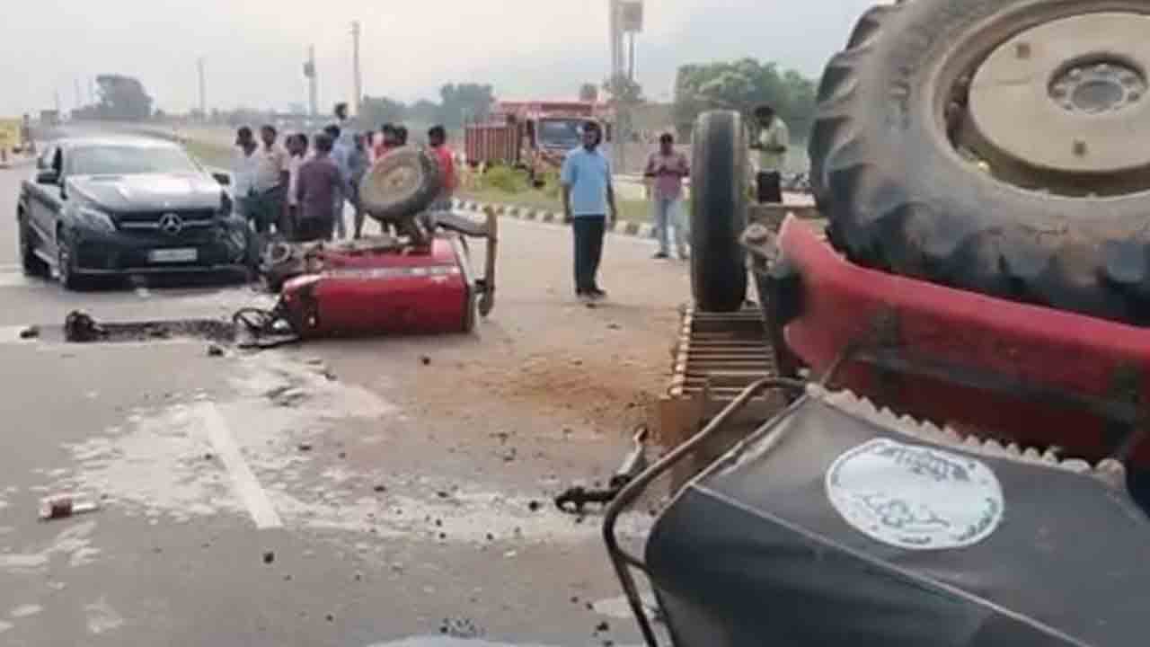 బెంజ్ కారు గుద్దితే ట్రాక్ట‌ర్ రెండు ముక్క‌లు..!!