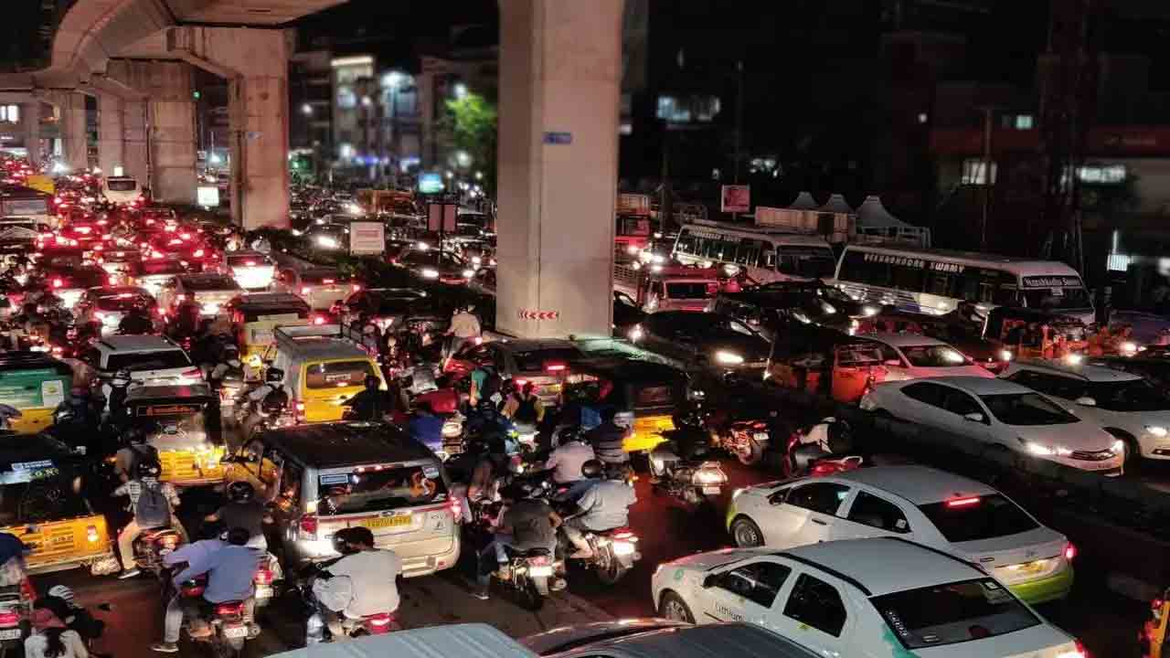 కూక‌ట్‌ప‌ల్లి మెట్రో స్టేష‌న్ కింద కారులో మంట‌లు.. భారీగా ట్రాఫిక్ జామ్‌