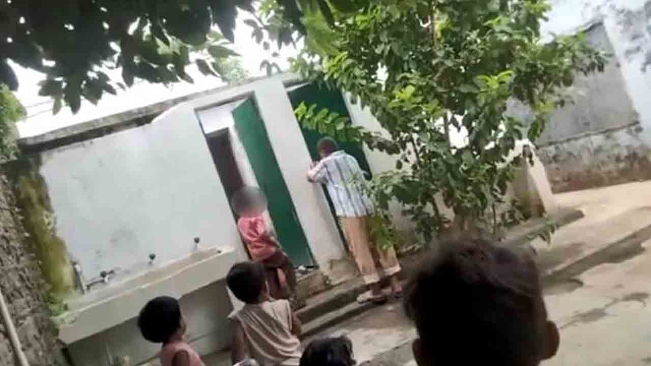 యూపీలో దారుణం.. విద్యార్థులతో టాయిలెట్‌ శుభ్రం చేయించిన ప్రిన్సిపాల్‌