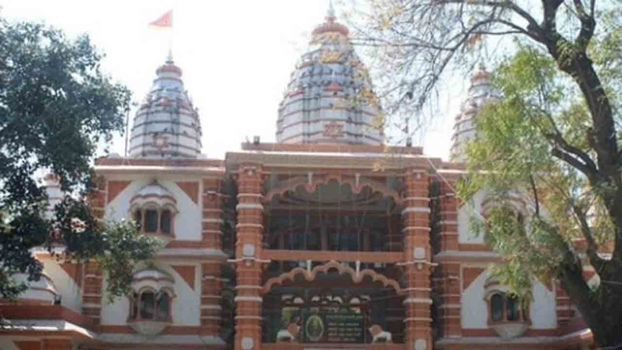 ఆలయంలో కలకలం… నాలుక కోసుకుని దేవతకు సమర్పించిన భక్తుడు