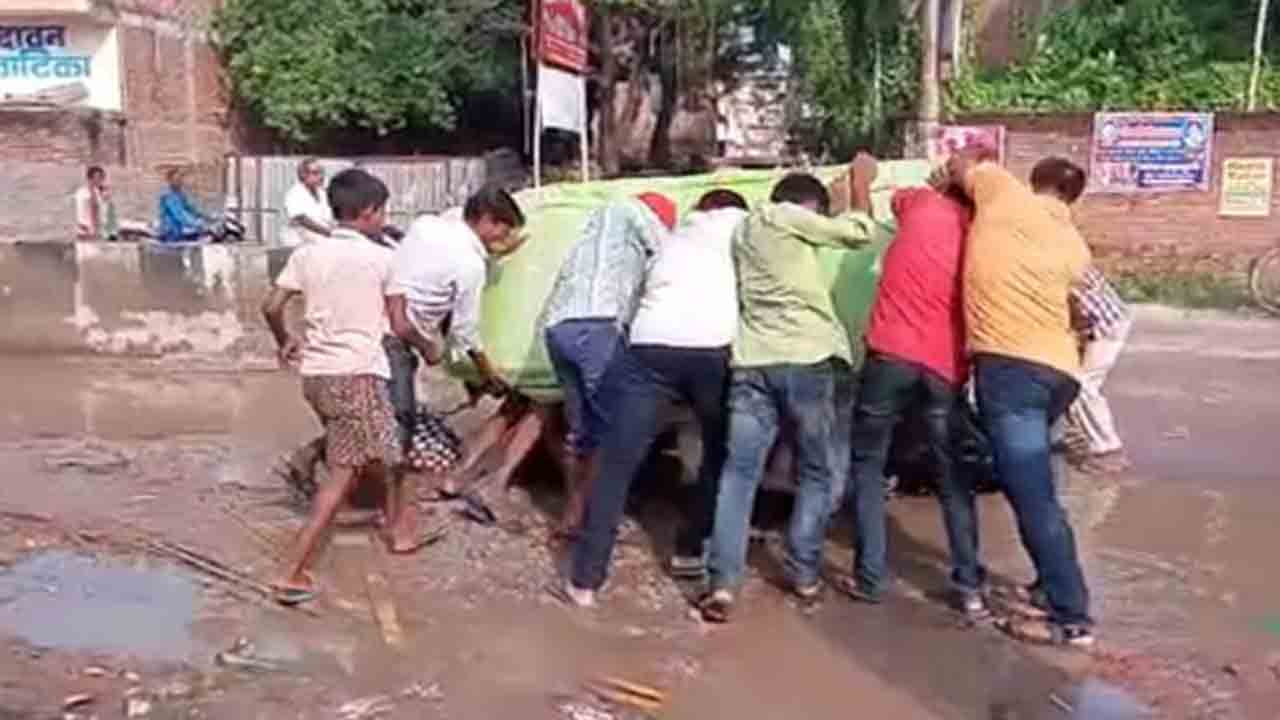 Watch: గుంతలమయంగా యూపీ రోడ్లు… ఒక వ్యక్తి లైవ్‌లో ఫిర్యాదు చేస్తుండగా ఆటో బోల్తా