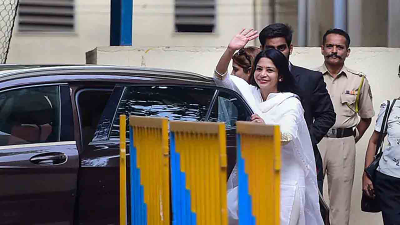 తల్లి ఇంద్రాణితో కలిసి జీవించాలనుకుంటున్నా… కుమార్తె విధి విన్నపాన్ని తిరస్కరించిన కోర్టు