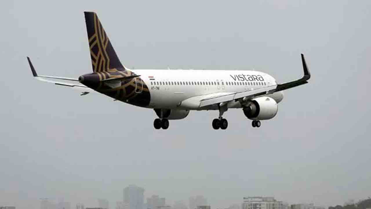 విజిల్‌ శబ్దం.. తిరిగి వచ్చిన విమానం