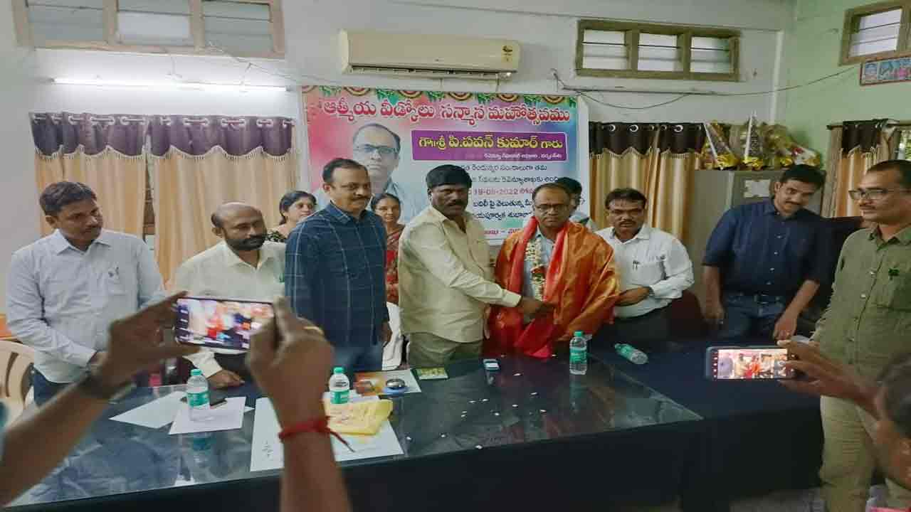 అధికారులు ప్రజాభిమానం పొందాలి