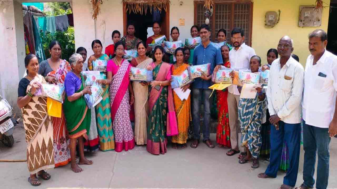 ఆడబిడ్డలకు చీరల పంపిణీ