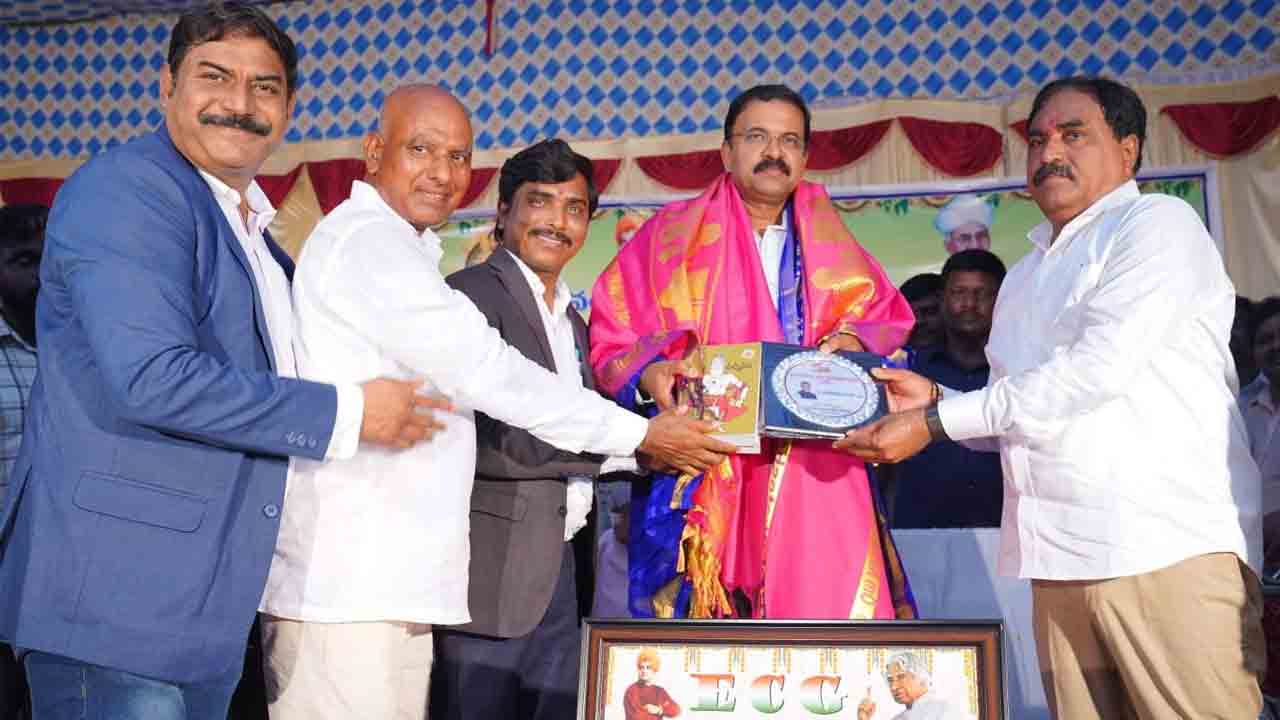 విలువలతో కూడిన విద్యనందించాలి