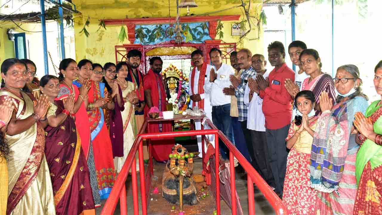 నాలుగో రోజు వైభవంగా పూజలు