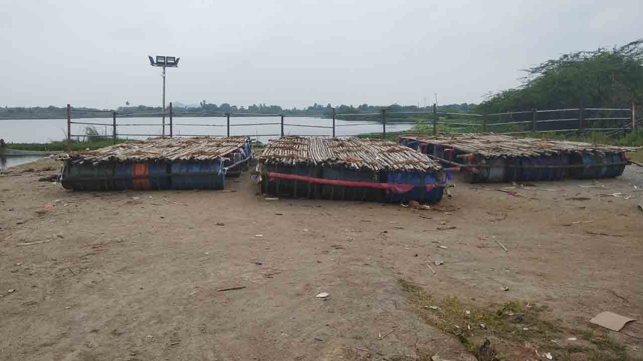 భక్తులు పోలీసులకు సహకరించాలి