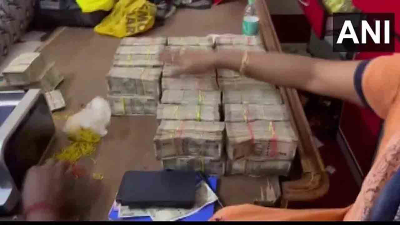 చేపల వ్యాపారి ఇంట్లో రూ.1.4కోట్లు.. స్వాధీనం చేసుకున్న సీబీఐ