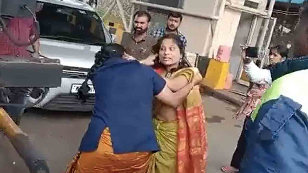 Watch: టోల్ ప్లాజా వద్ద గొడవ… జుట్లు పట్టుకుని కొట్టుకున్న మహిళలు