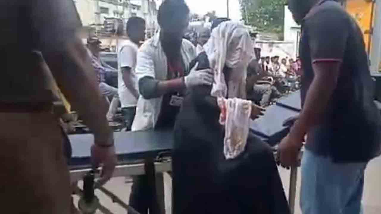 మహిళా న్యాయవాదిపై కొడవలితో దాడి… అడ్డుకోబోయిన ఆమె కుమార్తెకూ గాయాలు