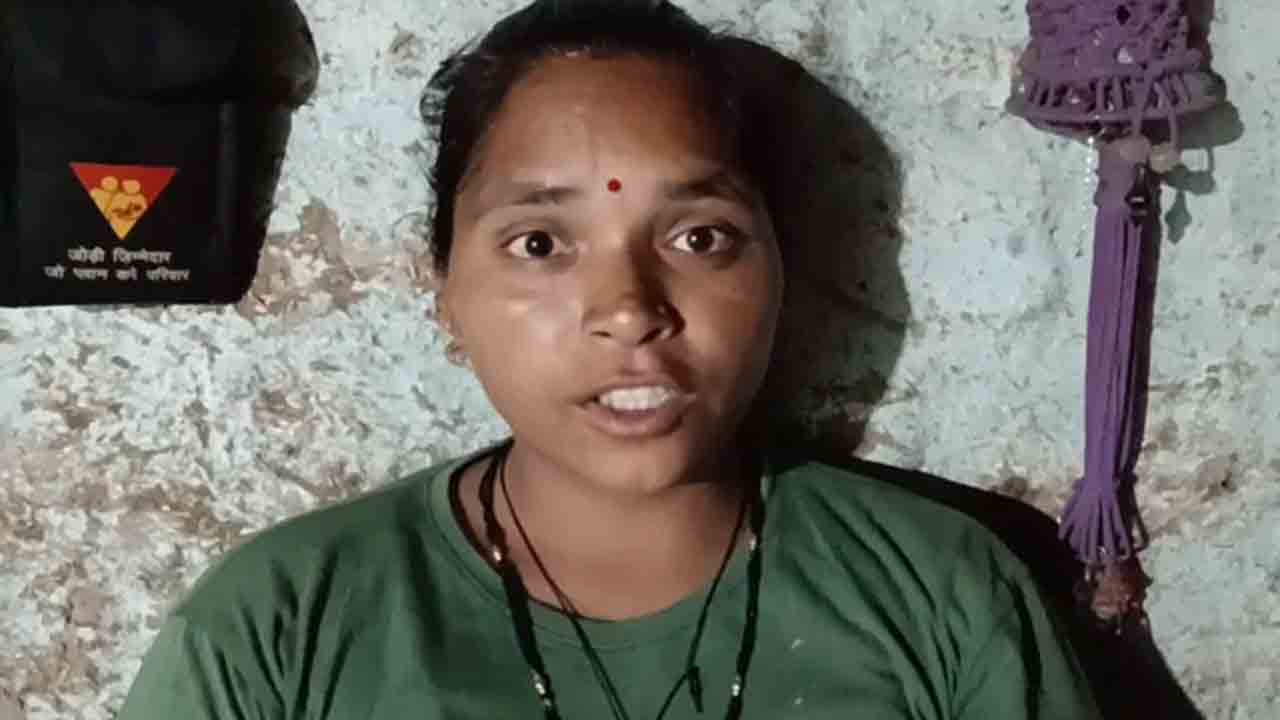 బాబును నేలపై ఉంచిన మహిళ నీటిలోకి దూకింది… మునిగిపోతున్న వ్యక్తిని కాపాడింది