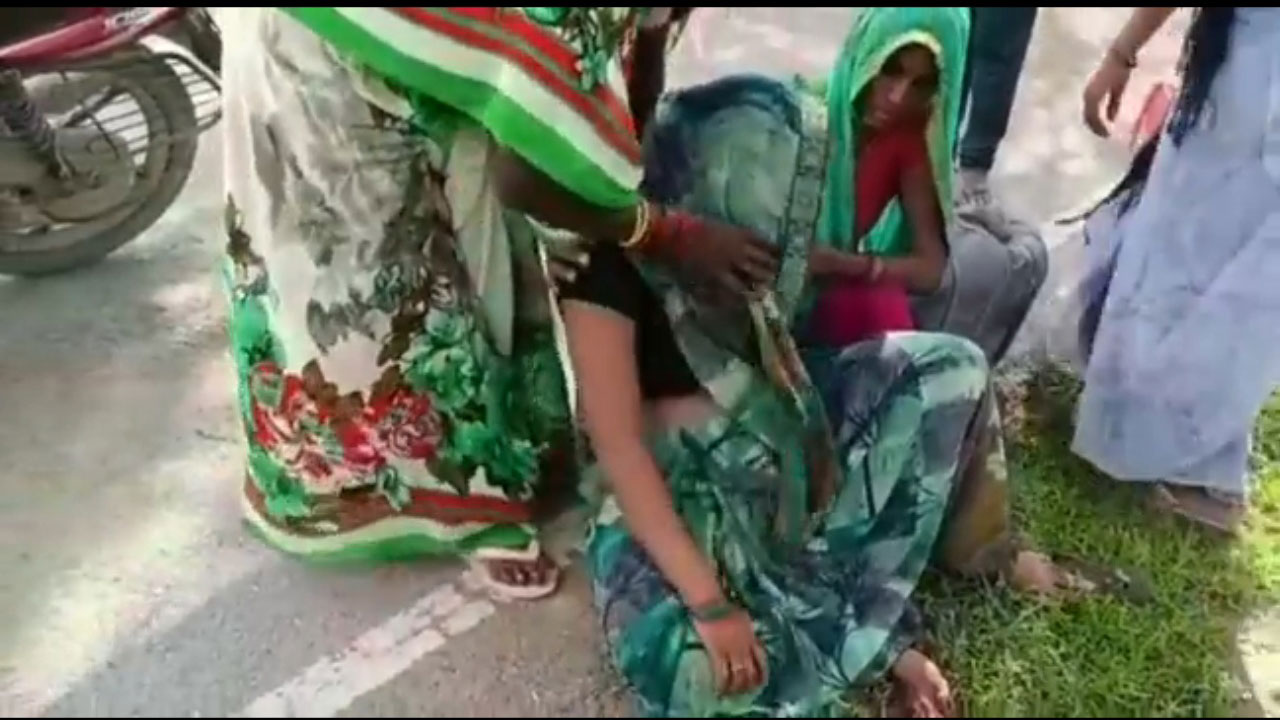 వెయ్యి లంచం ఇవ్వలేదని రోడ్డుపై వదిలేశారు!