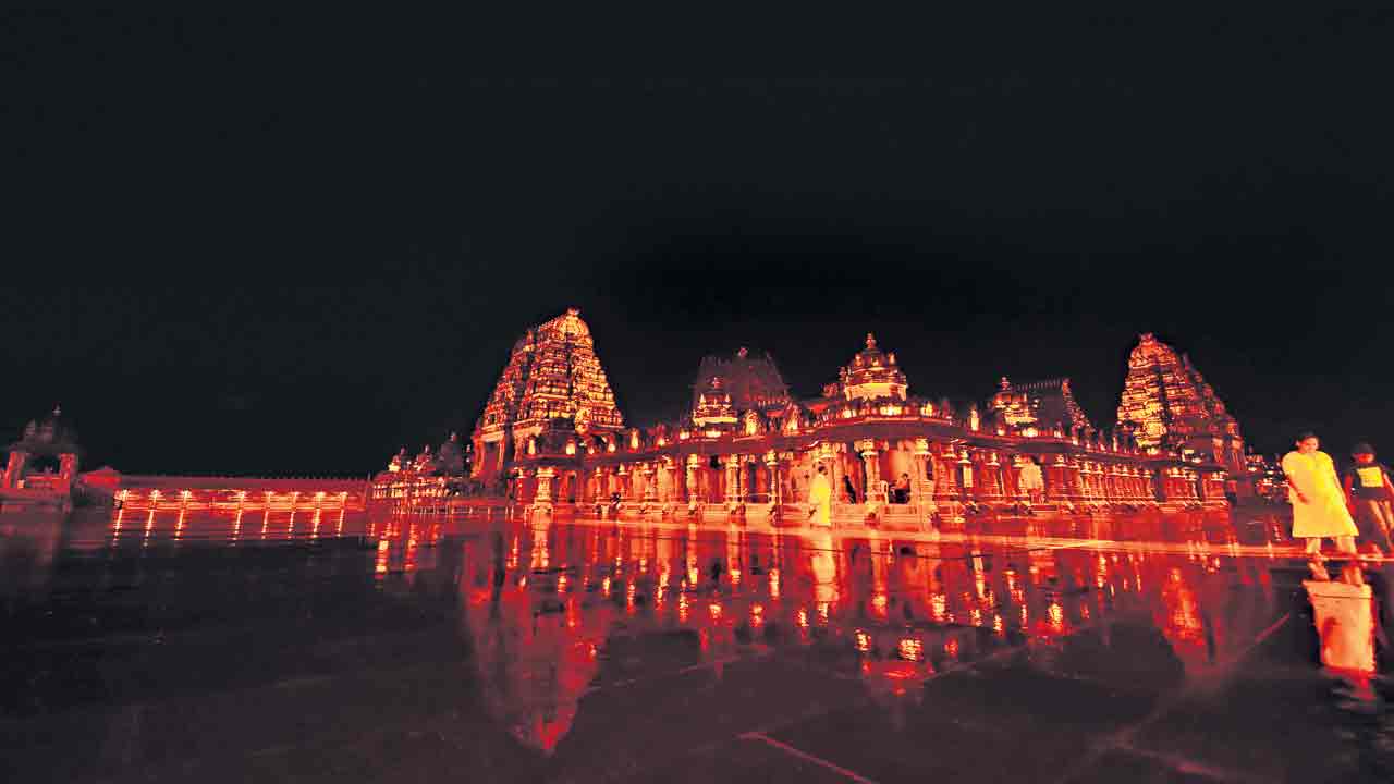 వైభవంగా యాదాద్రీశుడి దర్బార్‌ సేవ