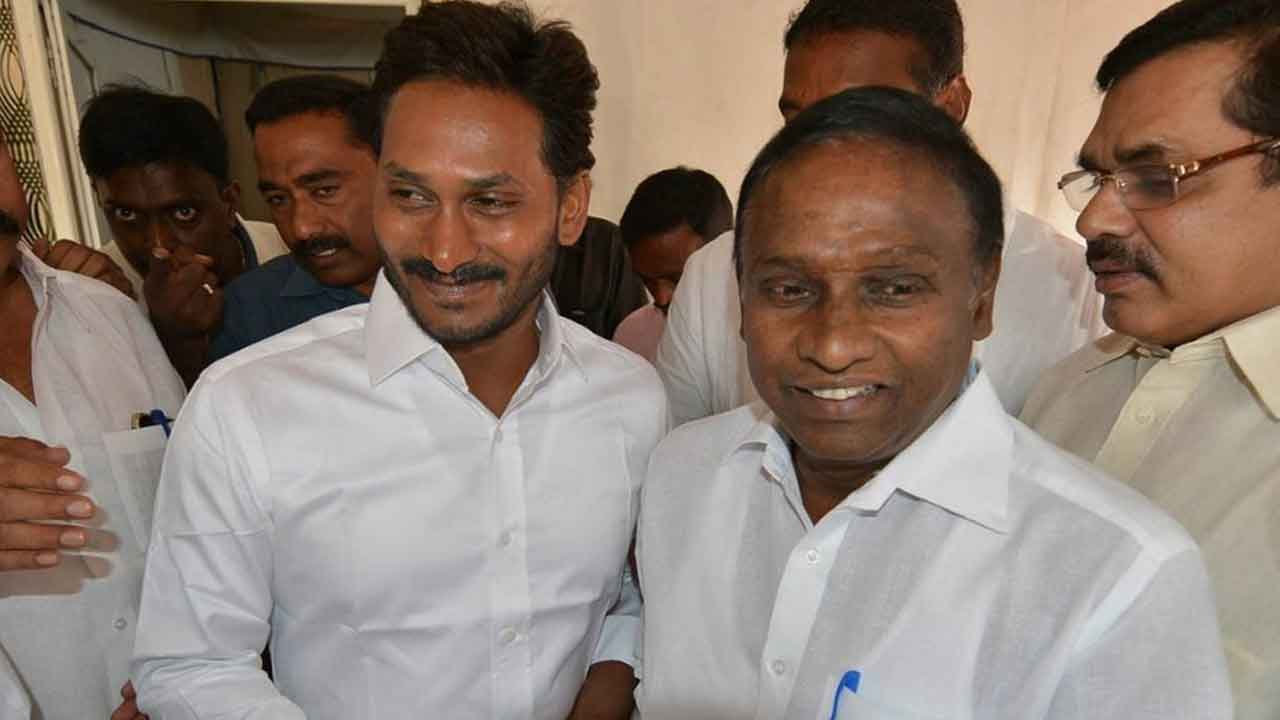 ఏపీ సీఎం జగన్‌కు వైఎస్‌ సన్నిహితుడి షాక్‌.. వైసీపీకి రాజీనామా