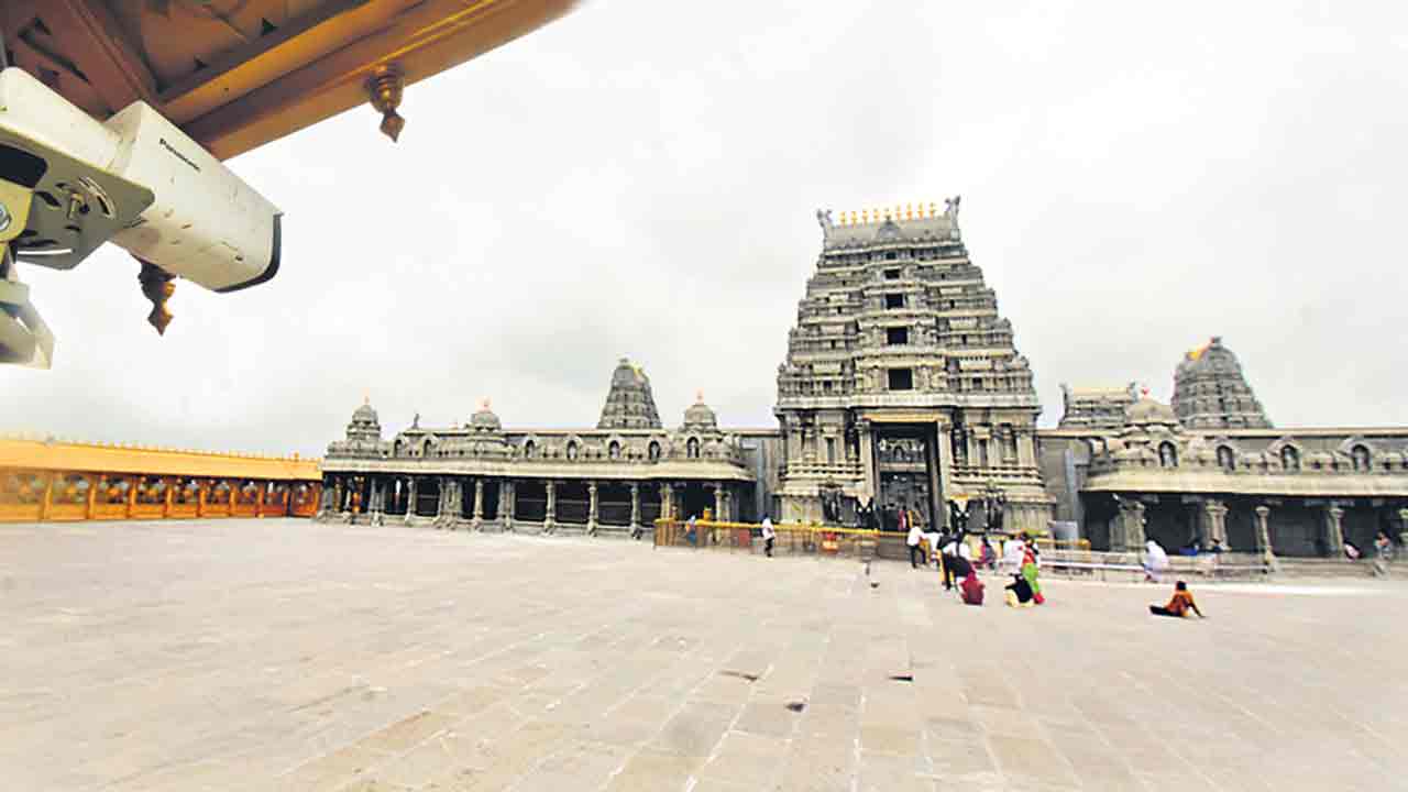 యాదగిరిగుట్టలో నిఘా నేత్రాలు