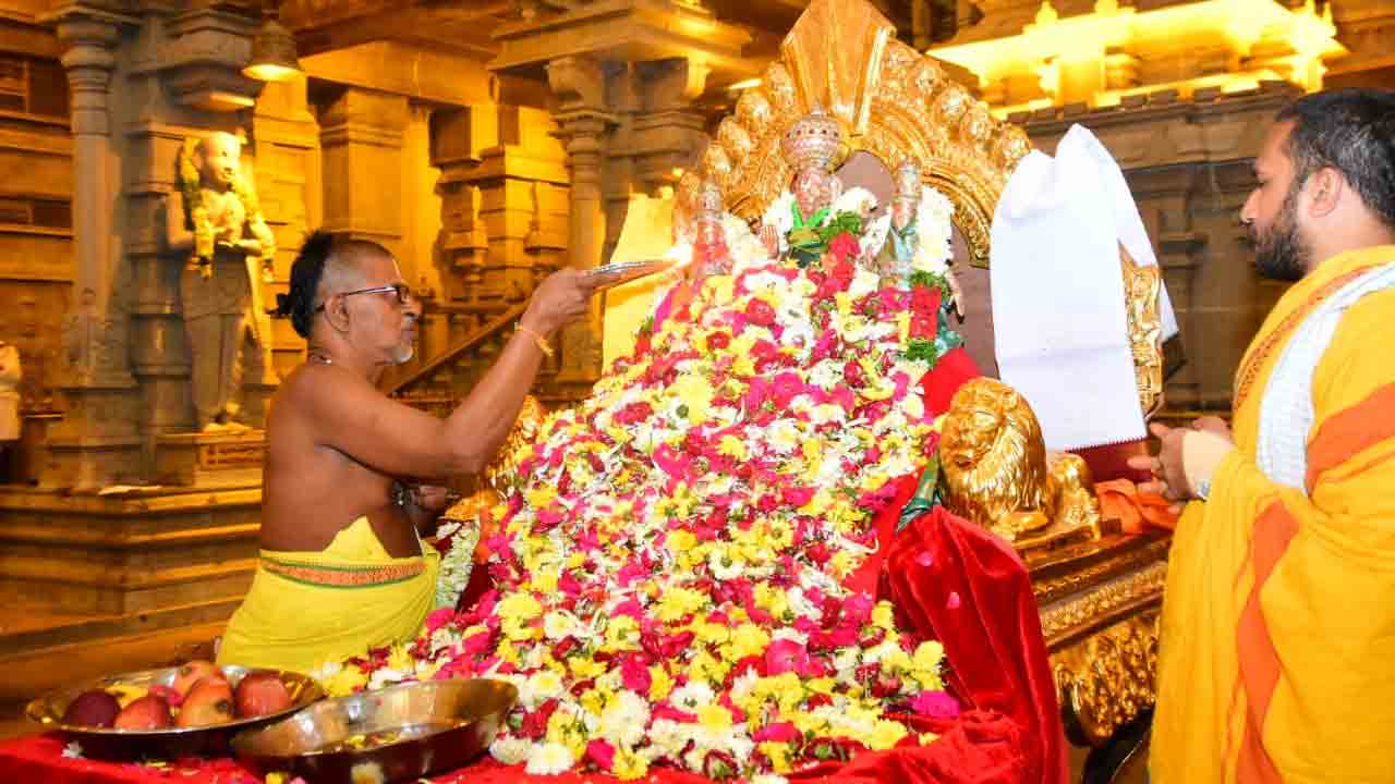 యాదాద్రిలో వైభవంగా లక్ష పుష్పార్చన పూజలు