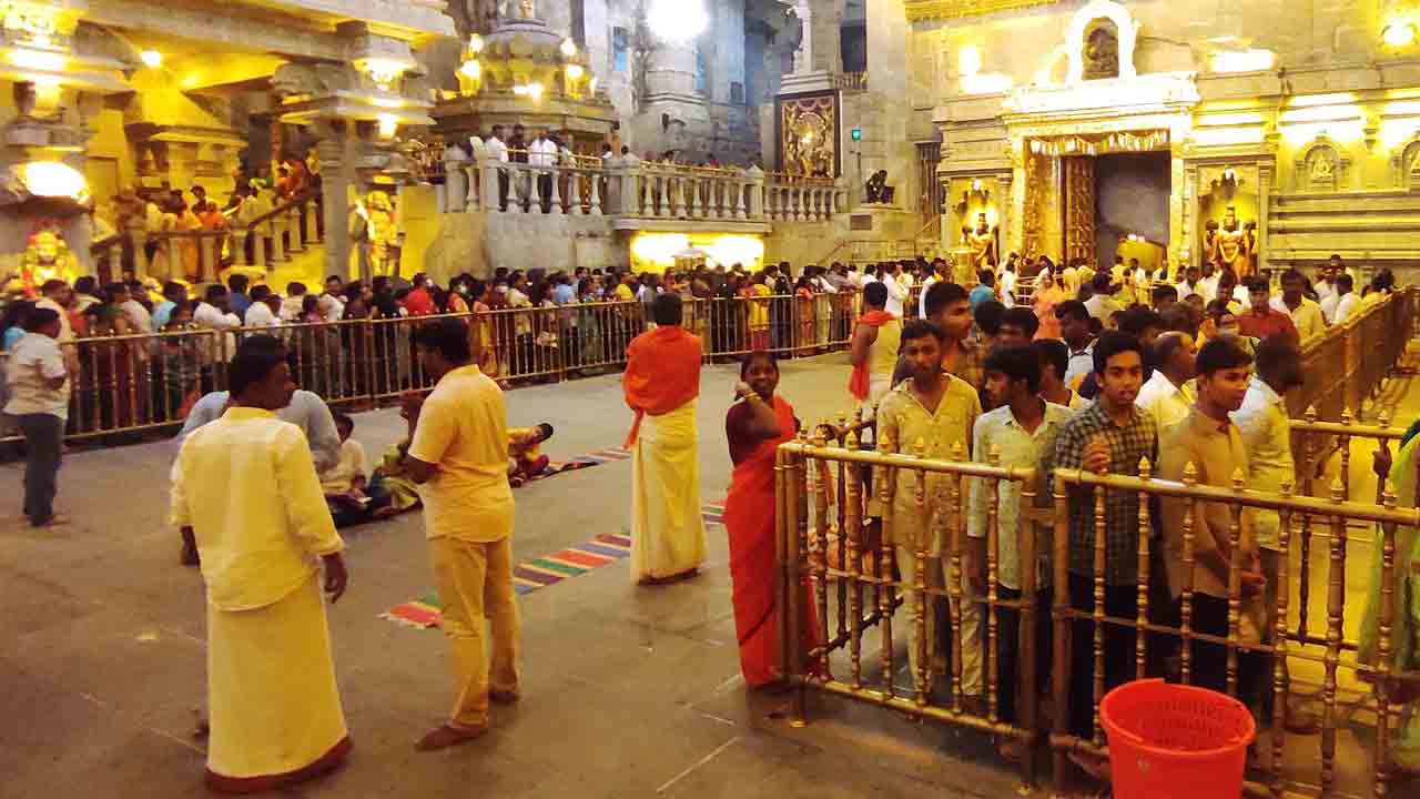 యాదగిరిగుట్టలో భక్తుల సందడి