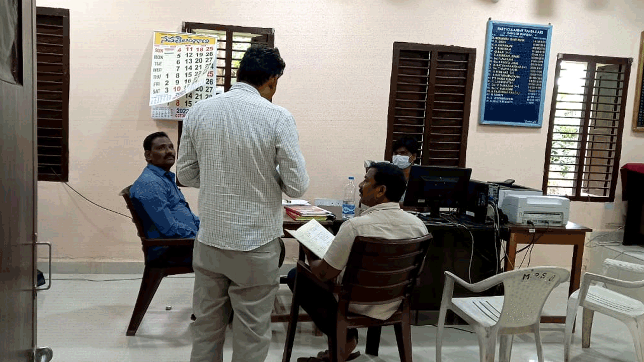 ACB Rides | తహసీల్దార్ కార్యాలయంలో కొనసాగుతున్న ఏసీబీ సోదాలు