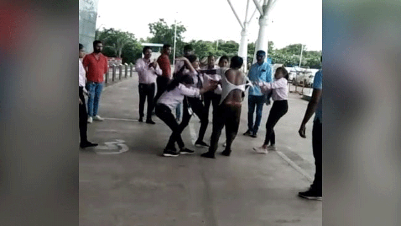 ఎయిర్‌పోర్ట్‌లో ఆటోడ్రైవ‌ర్‌ను చిత‌క్కొట్టిన మ‌హిళ‌లు.. వీడియో