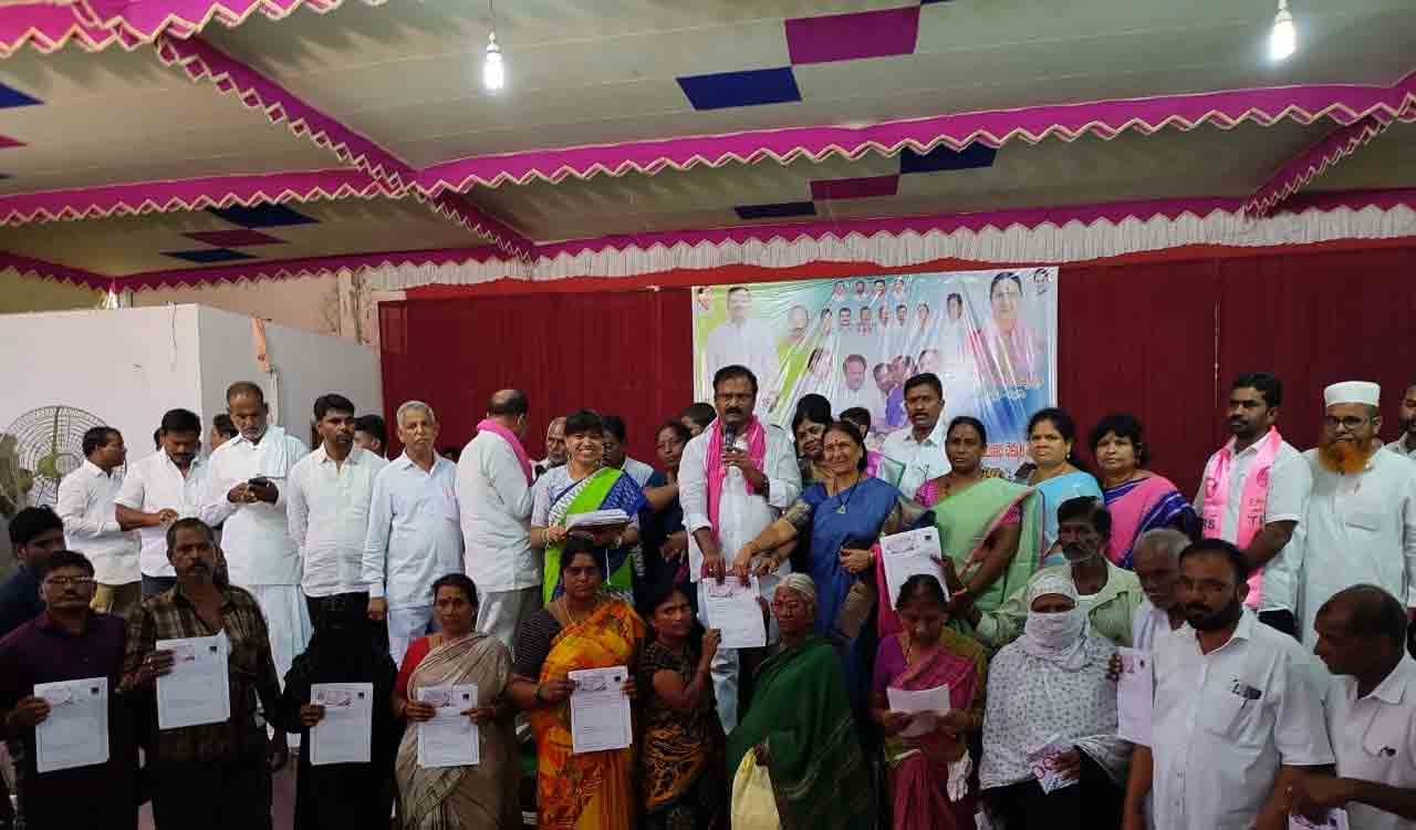 నూతన పింఛన్ కార్డులను పంపిణీ చేసిన ఎమ్మెల్యే వెంకటేశ్వర్‌ రెడ్డి