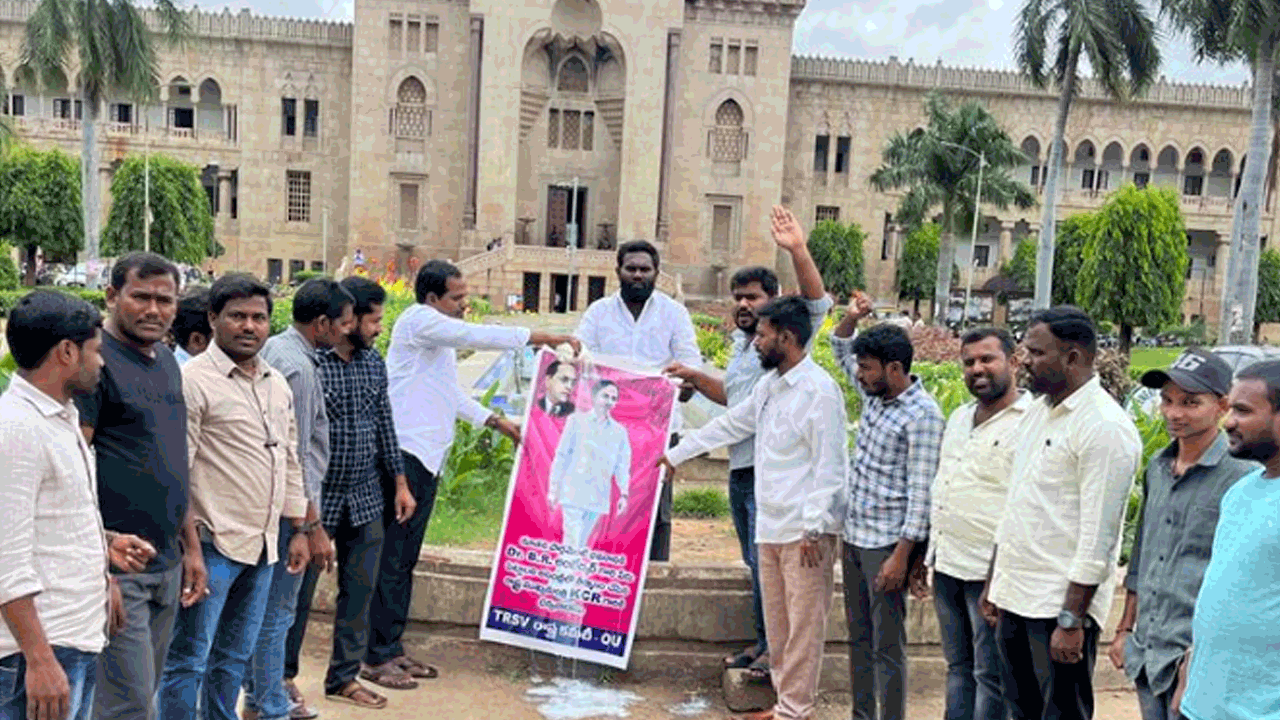 ఓయూలో సీఎం కేసీఆర్‌ చిత్రపటానికి క్షీరాభిషేకం