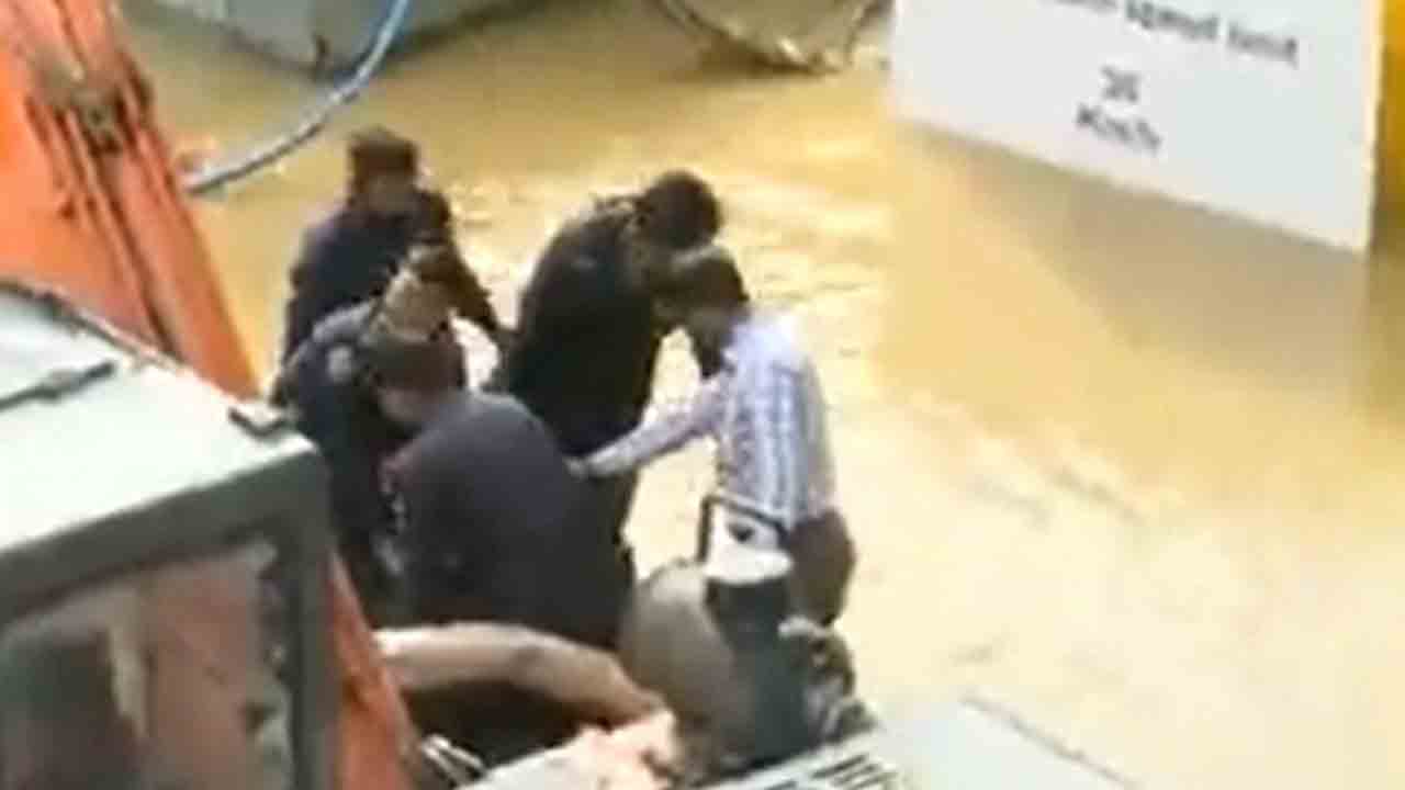 Video: బెంగ‌ళూరులో రోడ్డుపై నిలిచిన నీటిలో చిక్కుకున్న‌ యువ‌కుడు.. కాపాడిన‌ సెక్యూరిటీ గార్డు!