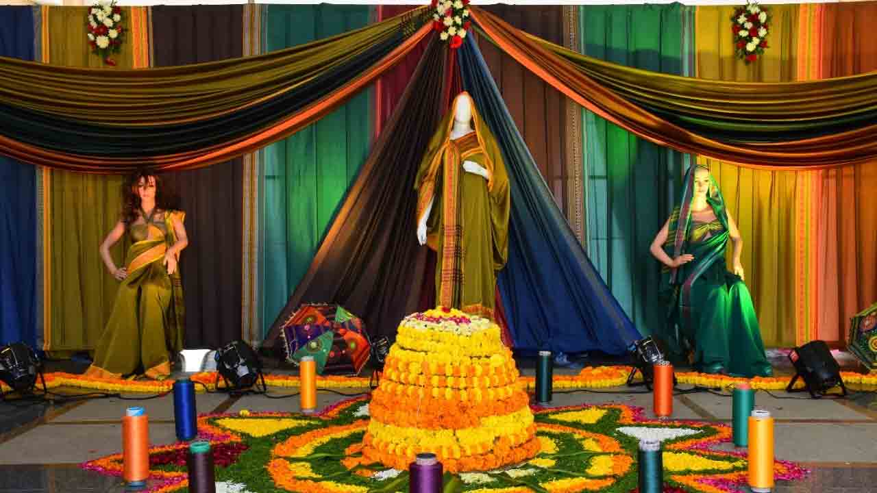 రాష్ట్ర వ్యాప్తంగా కొనసాగుతున్న బతుకమ్మ చీరల పంపిణీ