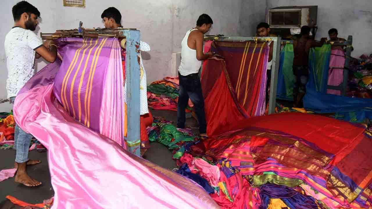 కోటి బ‌తుక‌మ్మ చీర‌లు పంపిణీకి సిద్ధం