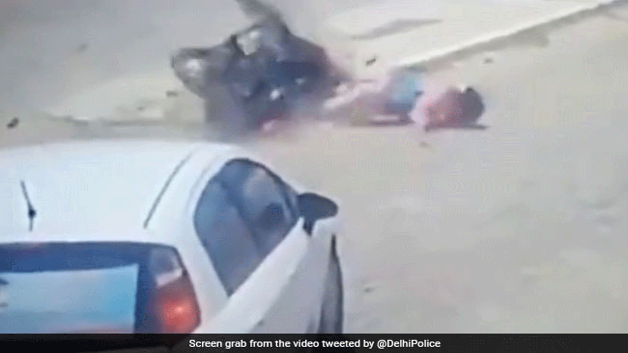 హెల్మెట్ ధ‌రించిన‌వాళ్ల‌ను దేవుడే ర‌క్షిస్తాడు.. వీడియో చూడాల్సిందే