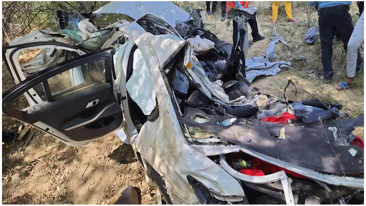 అతివేగంతో ఎక్స్‌ప్రెస్ వే నుంచి ప‌డిపోయిన బీఎండ‌బ్ల్యూ స్పోర్ట్స్ కారు