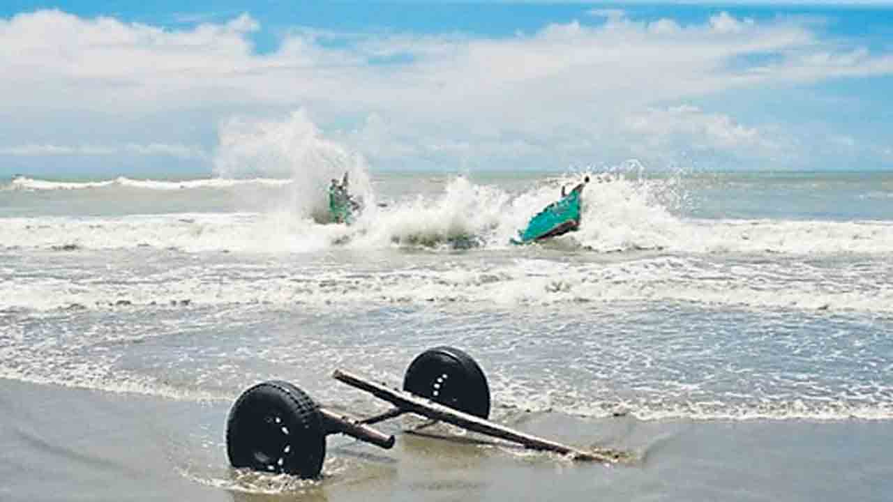 బోటు మునిగి 24 మంది జలసమాధి