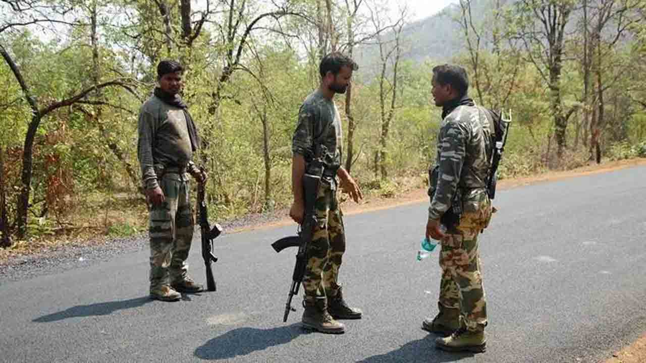 బోథ్‌ అటవీ ప్రాంతంలో మావోయిస్టుల కోసం పోలీసుల కూంబింగ్‌