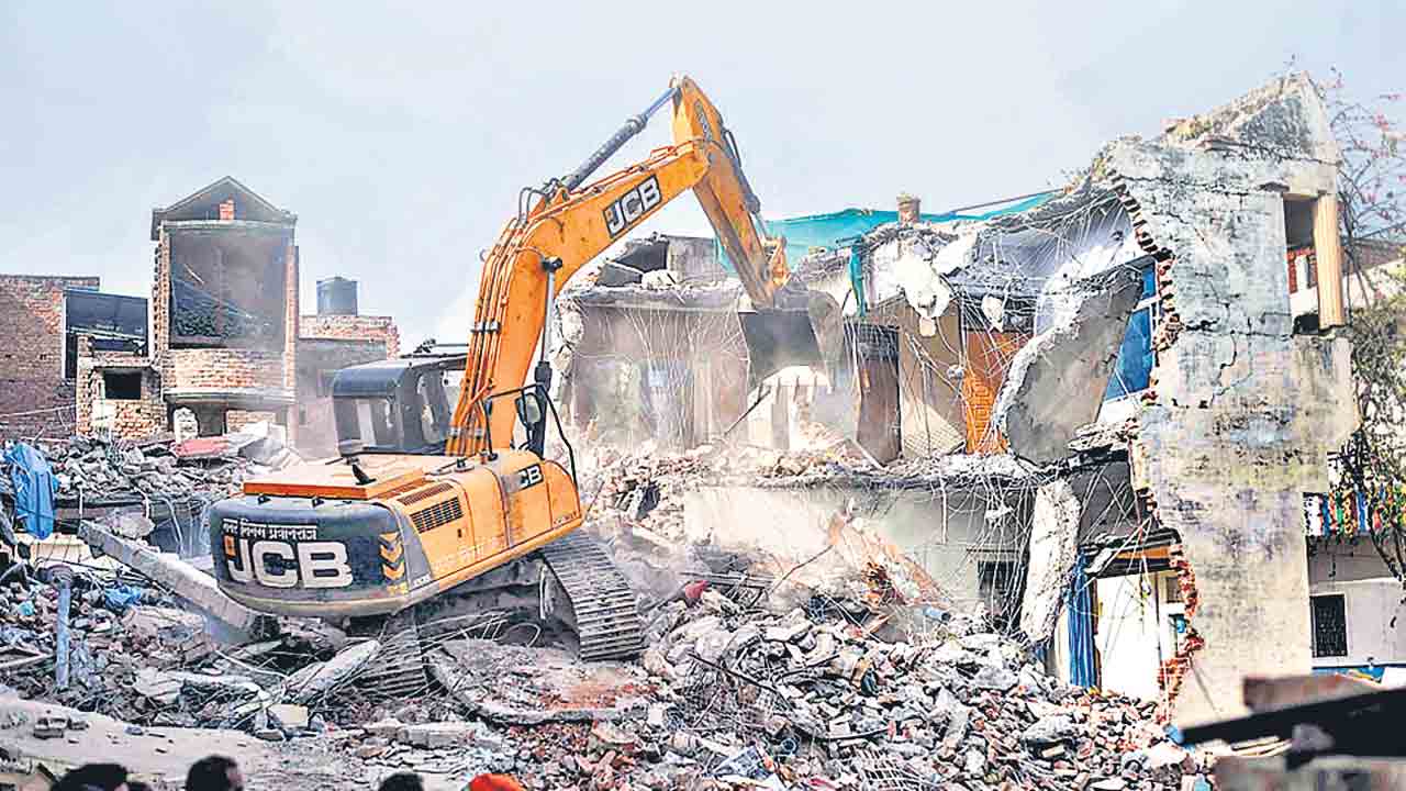 బుల్డోజర్‌ రాజ్‌.. 3.5 లక్షల మంది పేదలను రోడ్డున పడేసిన బీజేపీ ప్రభుత్వాలు