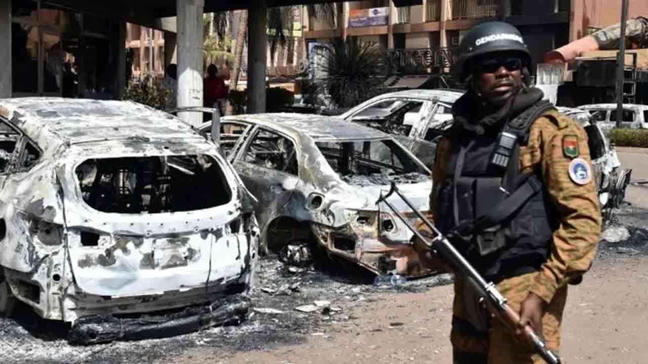 బుర్కినాఫాసోలో ఐఈడీ బాంబు పేలుడు..35 మంది మృతి