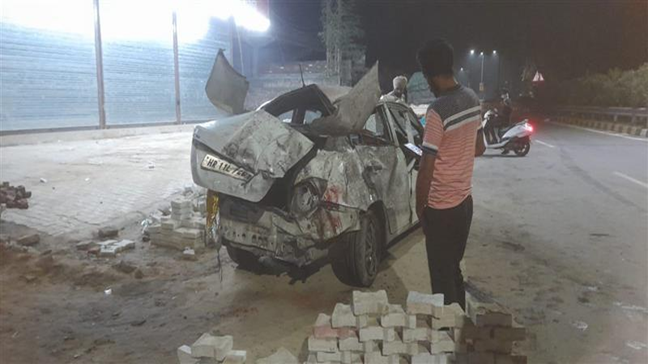 విద్యుత్తు స్తంభాన్ని ఢీకొన్న కారు.. ఒకే కుటుంబానికి చెందిన ఐదుగురు మృతి