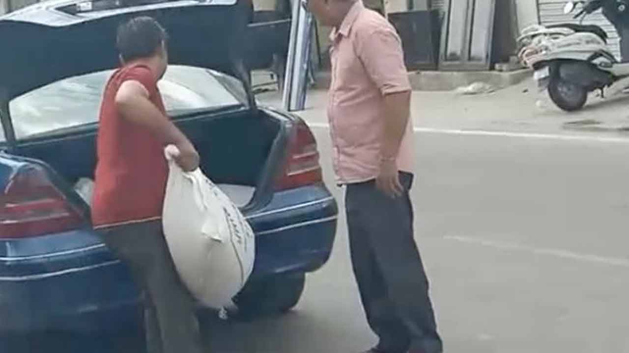 బెంజ్ కారులో రేష‌న్ దుకాణానికి వ‌చ్చి గోధుమ‌లు తీసుకెళ్లాడు.. వీడియో వైర‌ల్