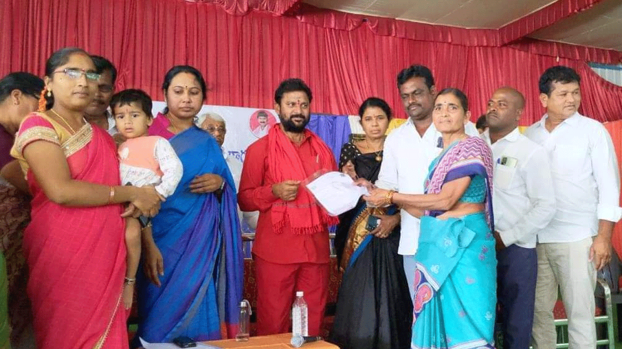 పేదలు ఆత్మగౌరవంతో జీవించాలనే ఆసరా పెన్షన్‌లు : ఎమ్మెల్యే చందర్‌