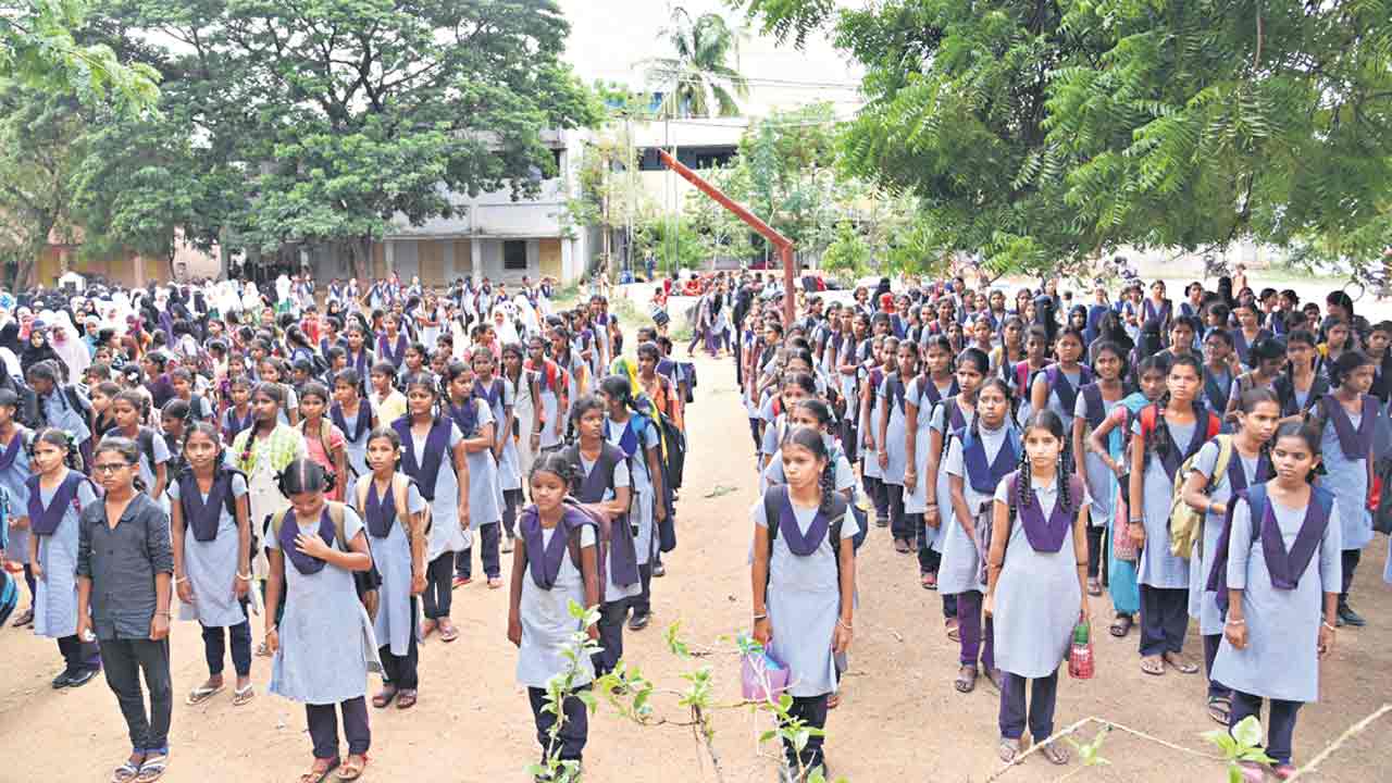 బడుల్లో తగ్గుతున్న అడ్మిషన్లు