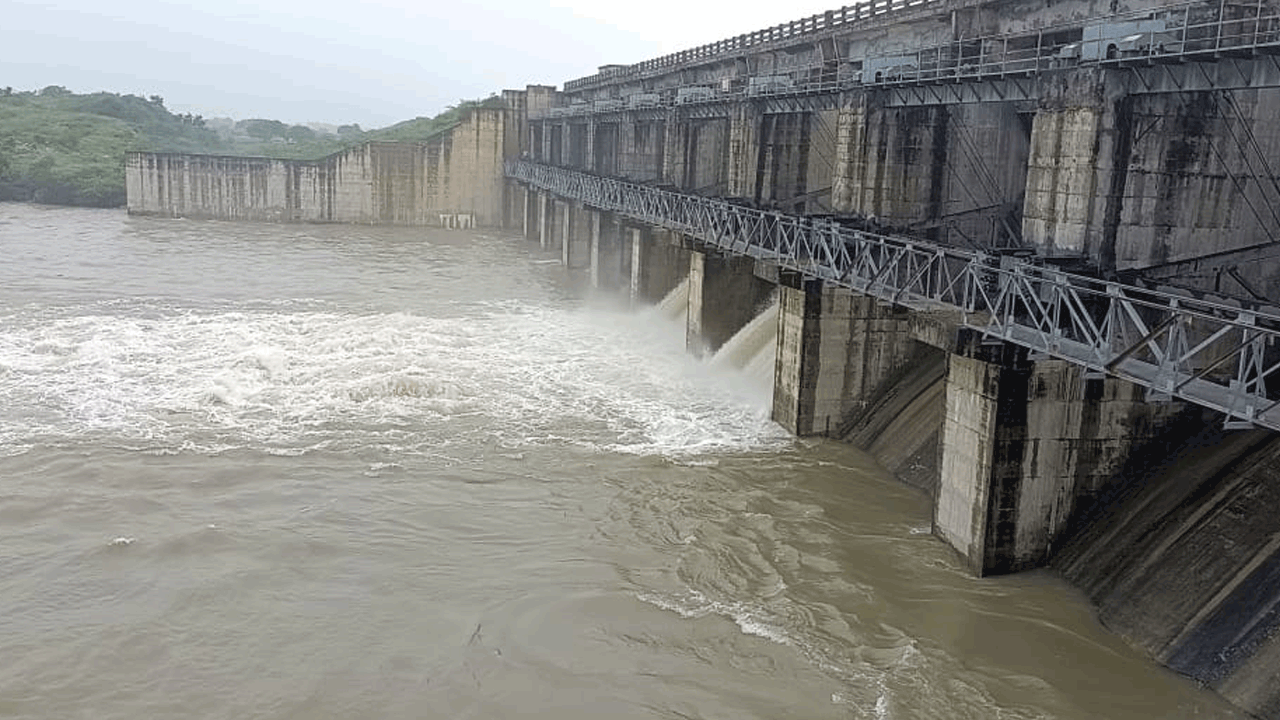 చిట్టెం నర్సిరెడ్డి బ్యాలెన్సింగ్ రిజర్వాయర్ రెండు గేట్లు ఎత్తివేత