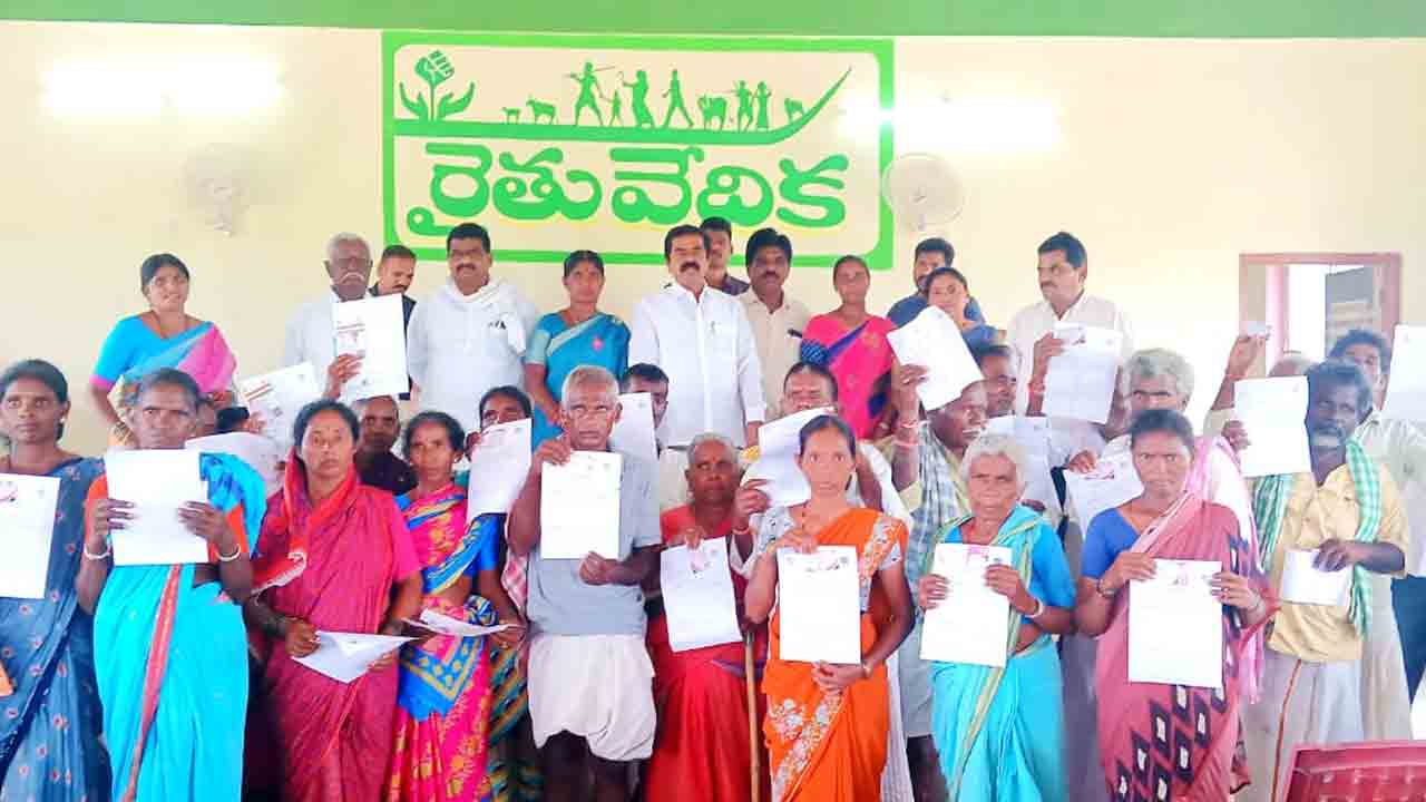 ఆసరా పెన్షన్ కార్డులు పంపిణీ చేసిన ఎమ్మెల్యే చిట్టెం