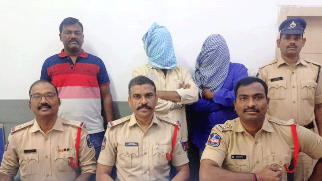 Crime news | దోపిడికి పాల్పడిన ఇద్దరు నిందితుల అరెస్ట్