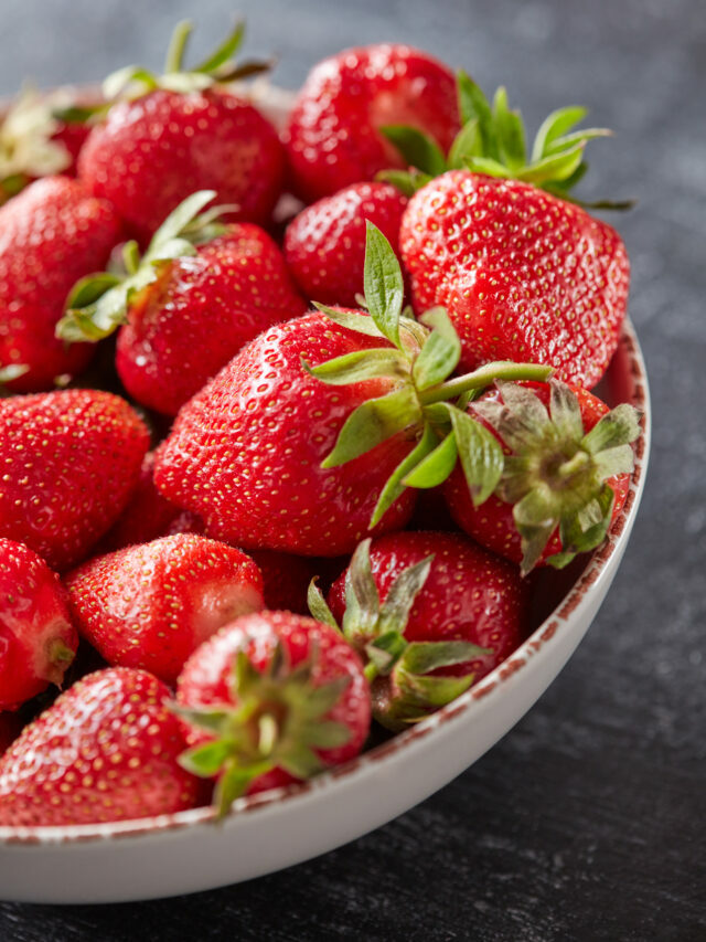 వీళ్లు స్ట్రాబెర్రీని అస్స‌లు తినొద్దు