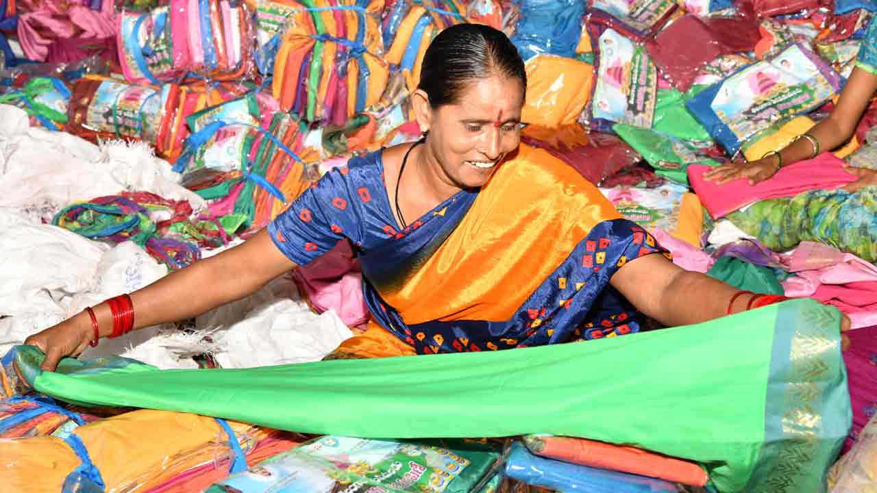 ఆడబిడ్డా అందుకో బతుకమ్మ చీర