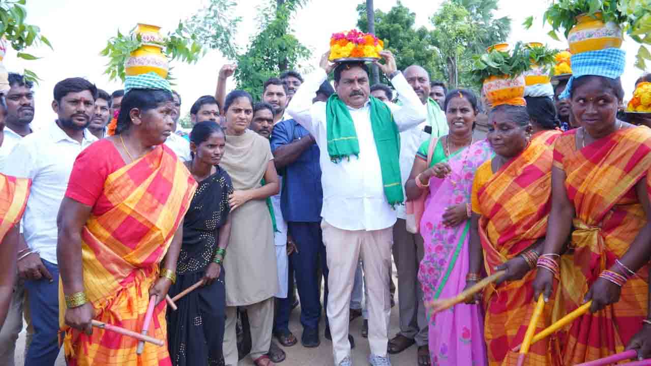 బ‌తుక‌మ్మ ఎత్తుకున్న మంత్రి ఎర్ర‌బెల్లి ద‌యాక‌ర్ రావు