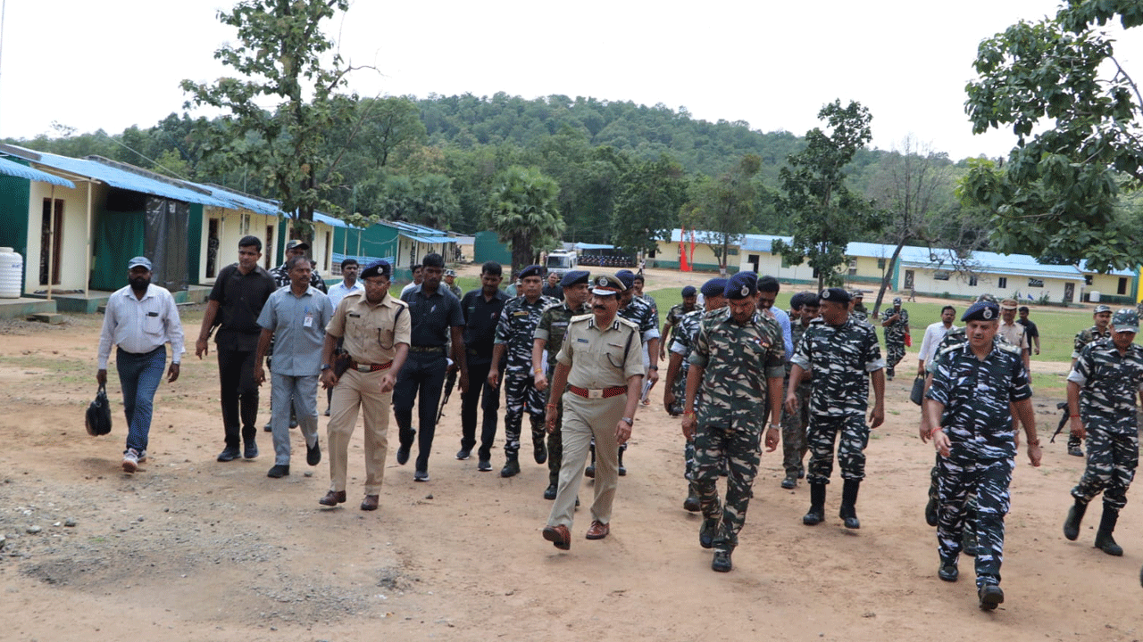 మావోయిస్టుల ఇలాఖాలో పోలీస్ బాస్‌లు..సీఆర్పీఎఫ్ క్యాంపు ప్రారంభం